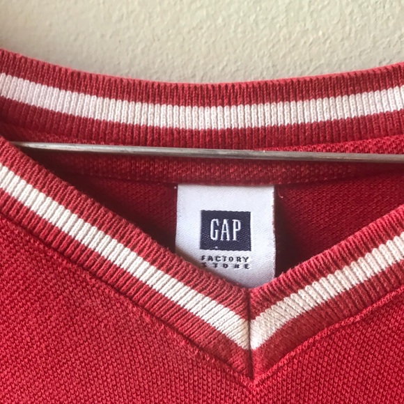 Red GAP tee 🔥 - Picture 3 of 4